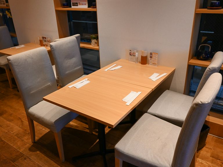 こだわりの豚料理を囲み、家族だんらんを楽しんで