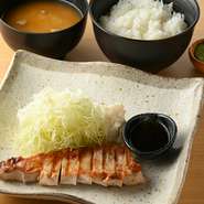 修業時代に肉料理と多く関わってきた経験を持つ檀原氏。そのため火入れ加減には並々ならぬこだわりを持って注視されています。柔らかさや旨みが絶妙なタイミングで整った格別な味わいを楽しめる一皿です。