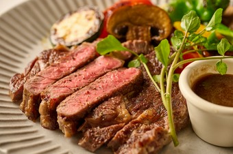 リブロースのステーキ　野菜のグリル