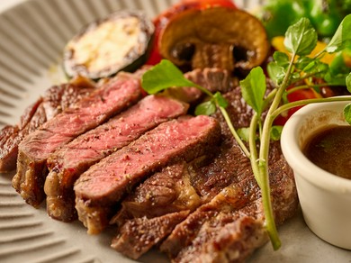 リブロースのステーキ　野菜のグリル