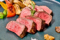 香ばしく焼き上げた黒毛和牛に、京都の彩り豊かな季節野菜を添えて。
和と洋が調和する、贅沢なメインディッシュ。