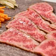 薄くスライスした黒毛和牛に、香味野菜や薬味を巻いて。
自分好みにアレンジできる、上質な“和の前菜”。