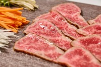 薄くスライスした黒毛和牛に、香味野菜や薬味を巻いて。
自分好みにアレンジできる、上質な“和の前菜”。