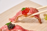 とろける和牛に、いくらとトリュフを贅沢に添えて。
塩味と芳醇な香りが、口いっぱいに広がります。