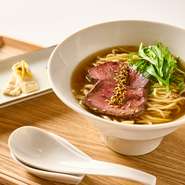 洋食シェフが創る〆の一杯。
繊細なコンソメの旨味と和牛の甘みが絶妙に絡み合い、ローストビーフが贅沢に仕上げを加えます。

