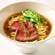 洋食シェフが創る〆の一杯。
繊細なコンソメの旨味と和牛の甘みが絶妙に絡み合い、ローストビーフが贅沢に仕上げを加えます。
