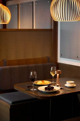 シックな店内で優雅なランチタイムを