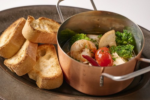 エビとマッシュルームのアヒージョ