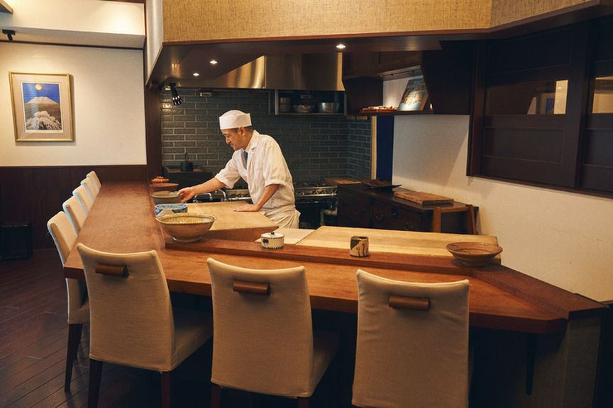 ゆったり寛げる民芸調の空間で、厳選の器を楽しむ