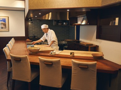 ゆったり寛げる民芸調の空間で、厳選の器を楽しむ