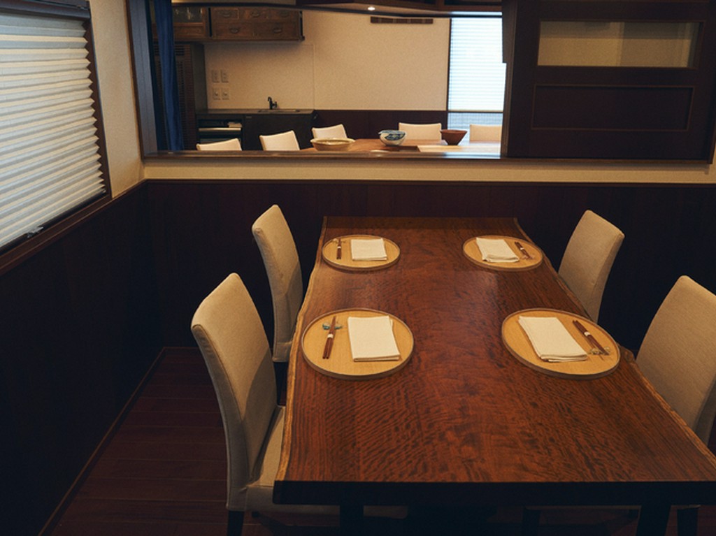 家族や友人のお祝いごとにも最適な、カウンターと繋がる個室