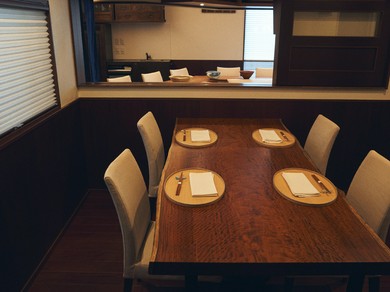 家族や友人のお祝いごとにも最適な、カウンターと繋がる個室