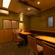 旨い鰻を大切な人と味わう、大人の京都散策にもオススメなお店です。落ち着いた雰囲気のテーブル席はデートにも最適。鰻のおいしさ・感動を分かち合う、心豊かな時間を過ごせます。