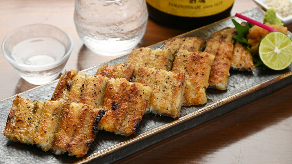 カウンターでのんびり優雅に、粋なお一人様