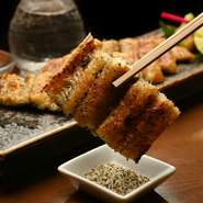 鰻は通年で「新仔（しんこ）」の鰻を使用。皮目が薄く、肉質はやわらかな、脂もしっかりとのった上質な鰻を一尾ずつ職人が丁寧に素焼き。サイズも330g（3P）と大きく、食べ応えたっぷりです。
