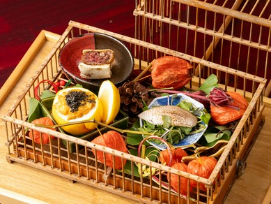 全国の地酒が60種以上。旬の料理と共に“日本を呑む”贅沢が叶う