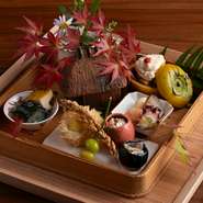 日本料理一筋の店主が四季折々の食材を吟味し、季節の滋味に満ちる皿をコースで提供。伝統の技と趣向をベースに、新感覚の料理もバランスよく登場します。4種のコースが軸となり、予算に応じて楽しめるのも魅力。