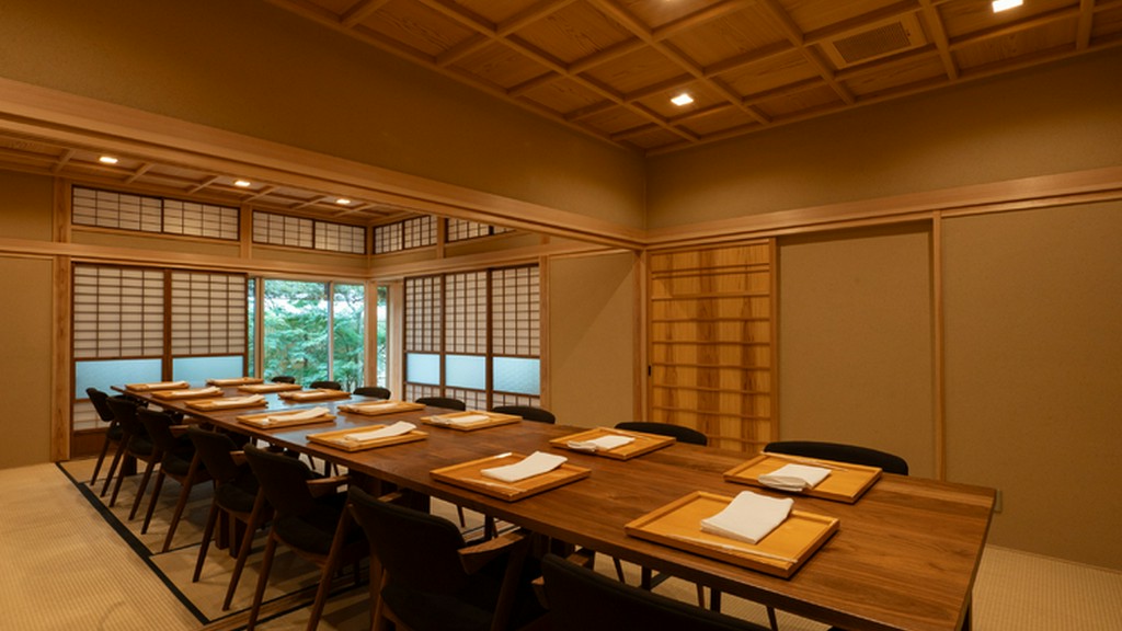 全席完全個室。畳敷き空間にテーブル席を配した心遣いも好評