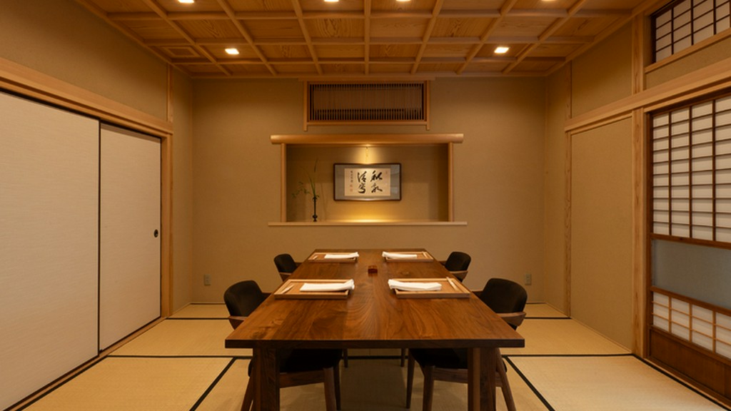 お香、季節の草花、骨董の器など、日本の伝統文化でもてなす