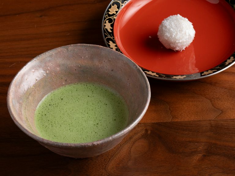 コースの最後には店主が点てる抹茶が登場
