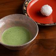 一期一会の出会いに感謝し、店主が心を込めて抹茶を点て、食事の〆に提供。余韻がさらに深まります。