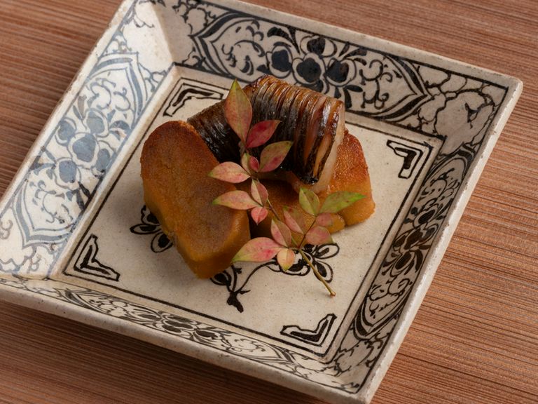 店主が長年かけて収集した骨董の器も充実