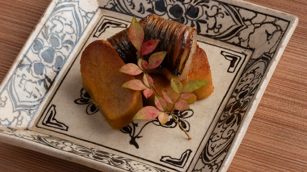 店主が長年かけて収集した骨董の器も充実