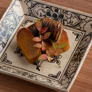 料理と器の妙、盛付けの美しさも評判。写真の『焼物』がのる器は、江戸初期の尾形乾山作の名品。
