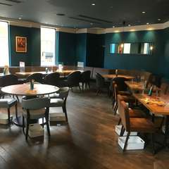 オシャレながらも温もりを感じさせる店内