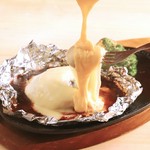 ハニーハンバーグ各種にたっぷりチーズをトッピングして焼き上げ♪さらにたっぷりチーズソースをかけてお召し上がりください☆