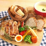しっとりと焼き上げたチキンをチーズでディップ！