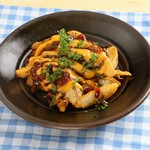 特殊な製法で外側サクサクで中ほっくりな皮つきポテトにミートソースとチェダーチーズ！