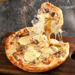 ゴーダチーズ、ステッペンチーズ、ゴルゴンゾーラピッカンテ、マスカルポーネチーズの4種チーズをふんだんに☆生はちみつと最強のコンビ！！