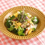 塩麹で漬け込み柔らかく仕上げた鶏肉とブロッコリーにヨーグルトを使ったヘルシードレッシングを♪