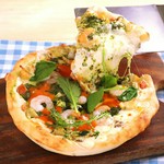 ぷりぷりのエビとバジルソースの豊潤な香りとうま味♪
