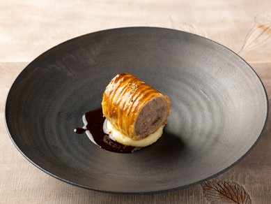 スパイスが効いた肉料理『鹿のパイ包み焼き』