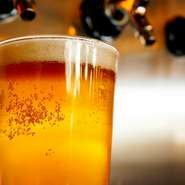 料理人自らがお料理に合う国内クラフトビールを厳選しご提供。週替わりほどで仕入れるため、その日の気分に合わせてさまざまな種類をお楽しみいただけます。夜のコースに合わせて素敵なひとときをお過ごしください。