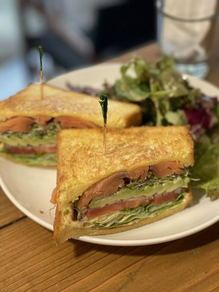 スモークサーモンのサンドイッチ