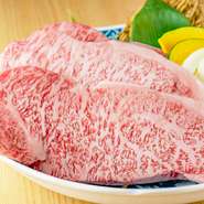 肉を扱うオーナーが自然と身に付けた、おいしい肉を見分ける舌。こだわりの中で選んだのは「神戸牛」と、自慢の北海道ブランド牛「白老牛」。肉の良さを引き出せるように、だしやタレの味を決めています。