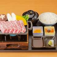 北海道白老牛の香りと味をダイレクトに楽しむなら、やはりステーキがオススメ。きめ細かな霜降りは、とても柔らかく口の中でとろけます。表面に軽く焼き目が付く程度のミディアムレアで堪能。