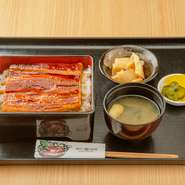 うなぎは、皮目をパリッと身はふっくら焼き上げています。白米とうなぎ、どちらも味わってもらえるように敢えてタレは控えめに。別添えで用意されているので、自由に足すことができます。
