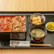 重箱の中に、和牛とうなぎが半分ずつ。肉汁たっぷりの和牛と、ふわふわ食感のうなぎが同時に食べられます。特にうなぎは、うなぎが苦手だったオーナーが「これなら食べられる」と研究を重ねたこだわりの味！