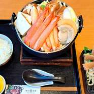 すき焼き用につくられた秘伝の割り下にずわいがにが加わることで、おいしさもひとしお！濃厚でコクのある割り下に、かにから染み出ただしが溶け込み、味に奥行きが生まれます。
