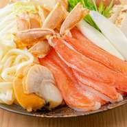 ずわいがには生の状態で仕入れています。それは、提供までの時間や火入れなどを細かく管理するため。口の中でプリッと弾ける新鮮な身から染み出すだしは、『かにすき』のスープをさらにおいしく育ててくれます。