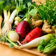 “お皿”のようなまるい畑で大切に育てられた新鮮野菜が主役