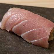 「寿司赤酢」グループは、仕入れから調理までさまざまなこだわりを貫いています。本マグロは名店御用達のマグロ専門店より、その他の魚介は確かな目利きで新鮮なものを厳選。

