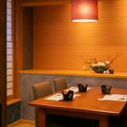 木目を基調とした空間に、暖色系の照明が温かみを演出する店内。古風ながらもオシャレな趣きを感じさせる店内はデートにも最適。パートナーとゆったり旬を楽しめます。