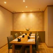 結納・顔合わせに向けたコースも相談可。プライベートな場面にうってつけな個室も完備されています。平日と土曜昼限定のミニ会席コースもあるので、ランチの会食もオススメです。