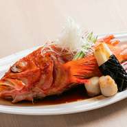 鮮やかな赤と大きな目が印象的な高級魚、北海道産きんきを使った一品料理。柔らかく旨みの詰まった身は煮付けに最適。豊かな風味が一層際立ちます。