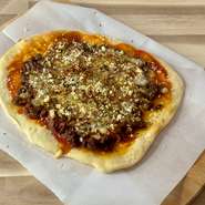 ピリ辛のタコスソースとチーズの沖縄らしい名コンビ！当店のピザは一から手づくり！
